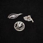 1018 8220 BROOCHES